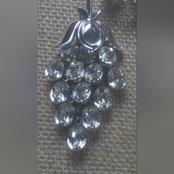 Trifari Alfred Phillipe Pat. 160,967   Dangle Grape Cluster Brooch 1950 - Picture 3 of 12